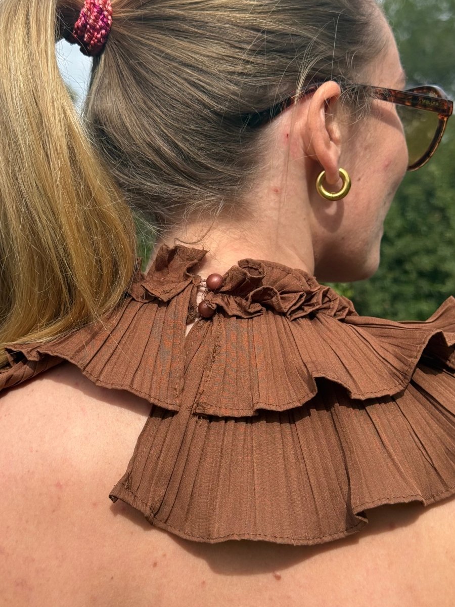 Cato Ruffle Top | Bruin - Maison FAV